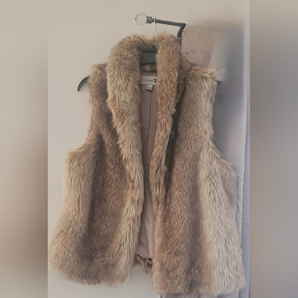 Forever 21 faux fur vest size L
